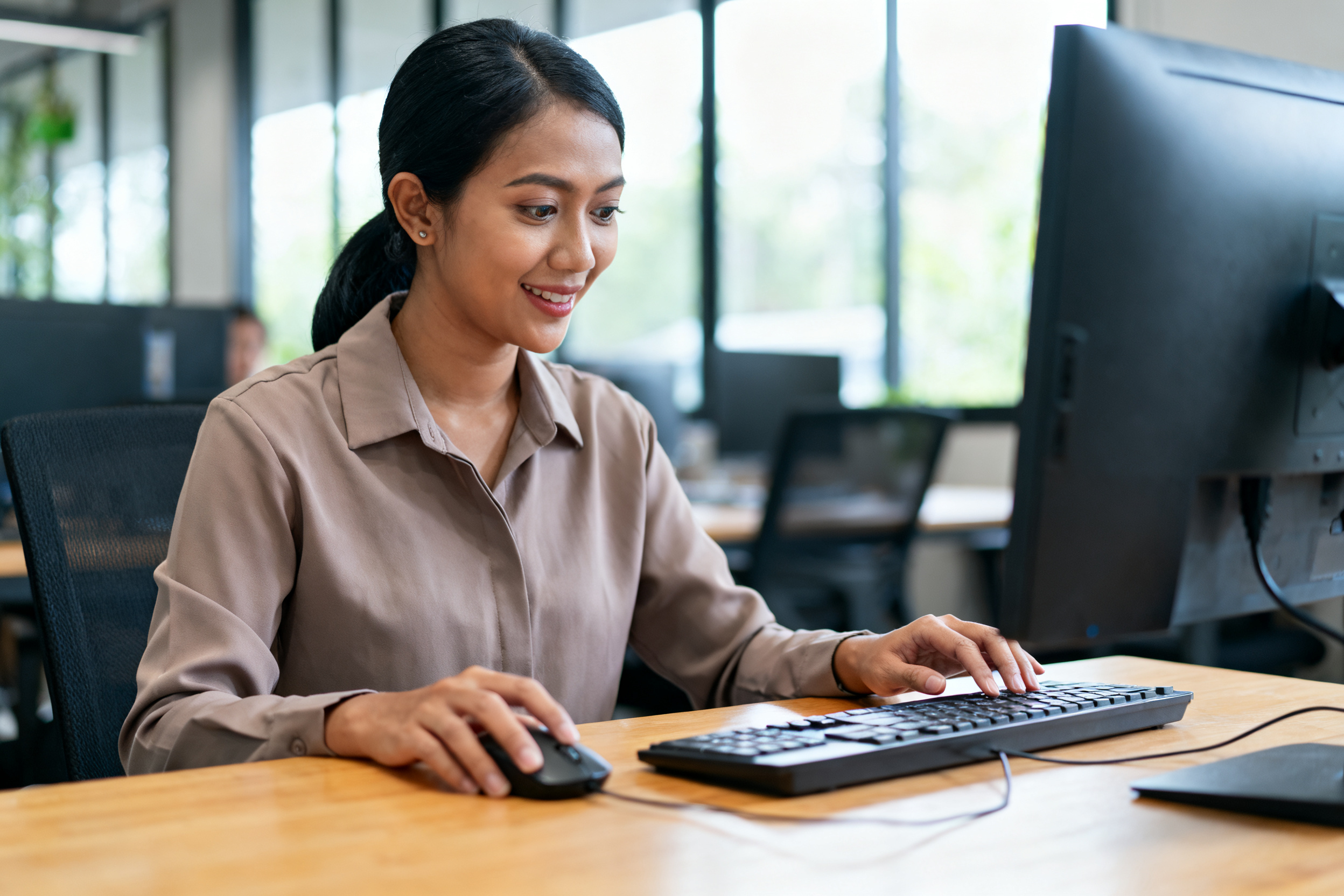 Indonesia wanita memeriksa keyboard dan mouse premium untuk rekomendasi computer acc terbaik 2024